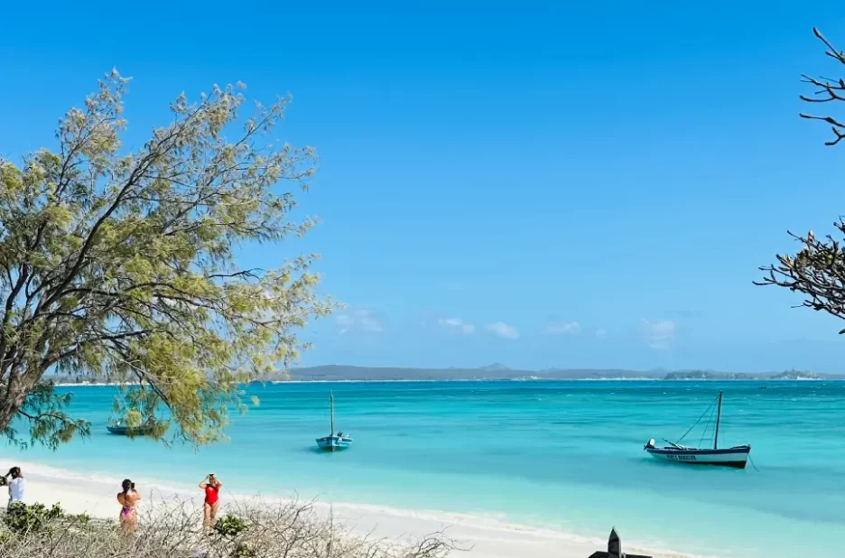 Déjeuner les pieds dans le sable