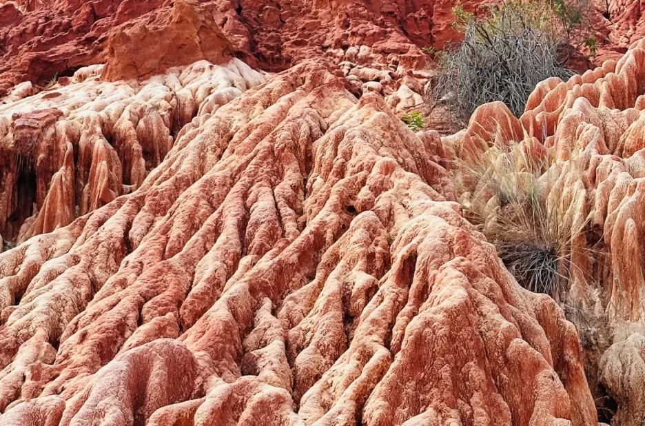 Les teintes ocre et rouge de la vallée