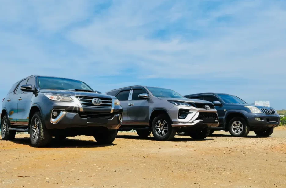 4x4 sur une piste de terre rouge dans le Nord de Madagascar